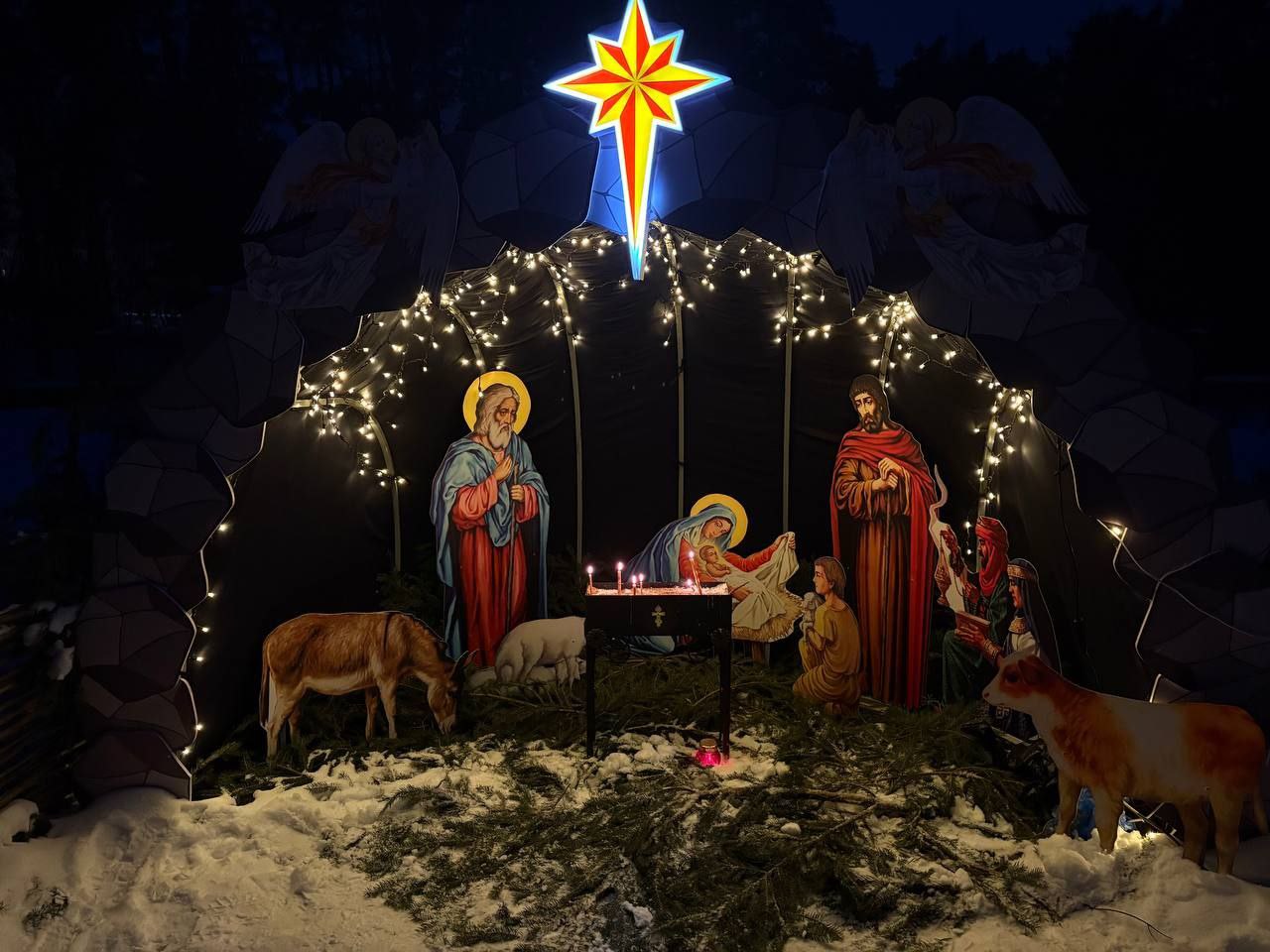 В канун праздника Рождества Христова благочинный 1-го Минского районного округа , настоятель прихода храма в честь вмч. и целителя Пантелеимона в г. п. Мачулищи протоиерей Сергий Пашкевич совершил всенощное бдение