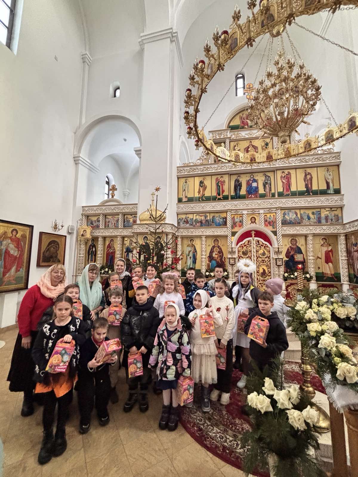 11 января учащиеся Воскресной школы храма святого великомученика и целителя Пантелеимона поздравили прихожан с Рождеством Христовым,со Святками.