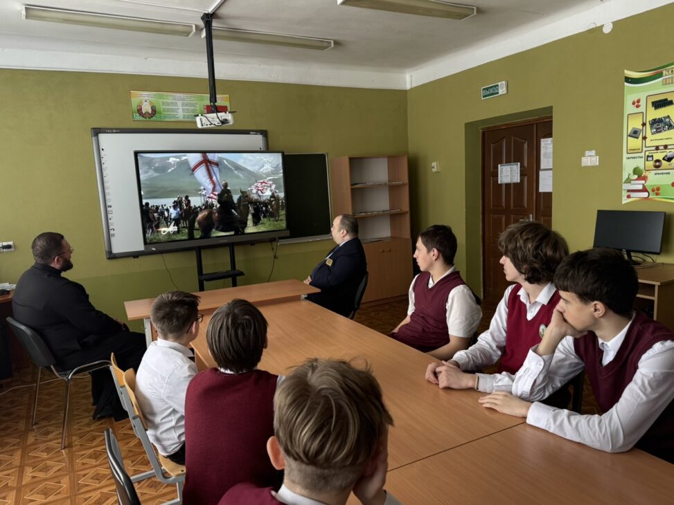 27 января 2026 года, в день памяти святой равноапостольной Нины, просветительницы Грузии, в рамках плодотворного сотрудничества между приходом храма святителя Николая Чудотворца п. Привольный и ГУО «Луговослободская средняя школа», состоялась встреча диакона Дмитрия Данилевича с учащимися школы.