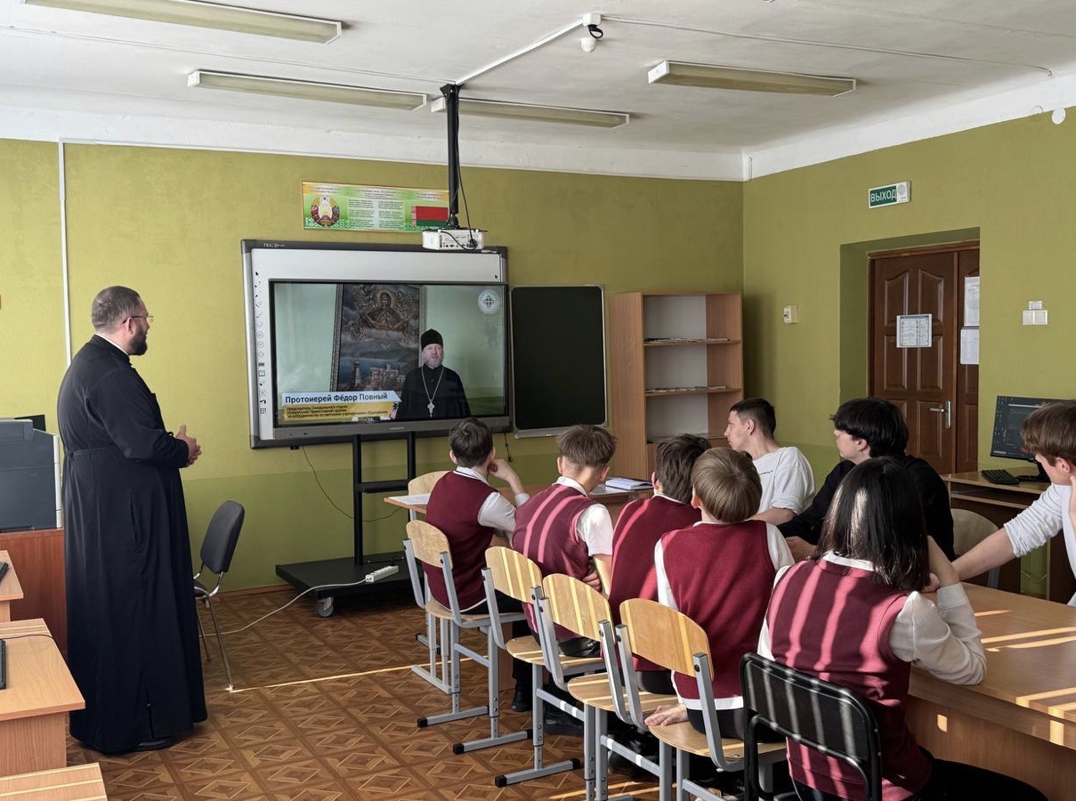 Духовный фундамент патриотизма: в рамках проекта «ШАГ» состоялась встреча с диаконом Дмитрием Данилевичем