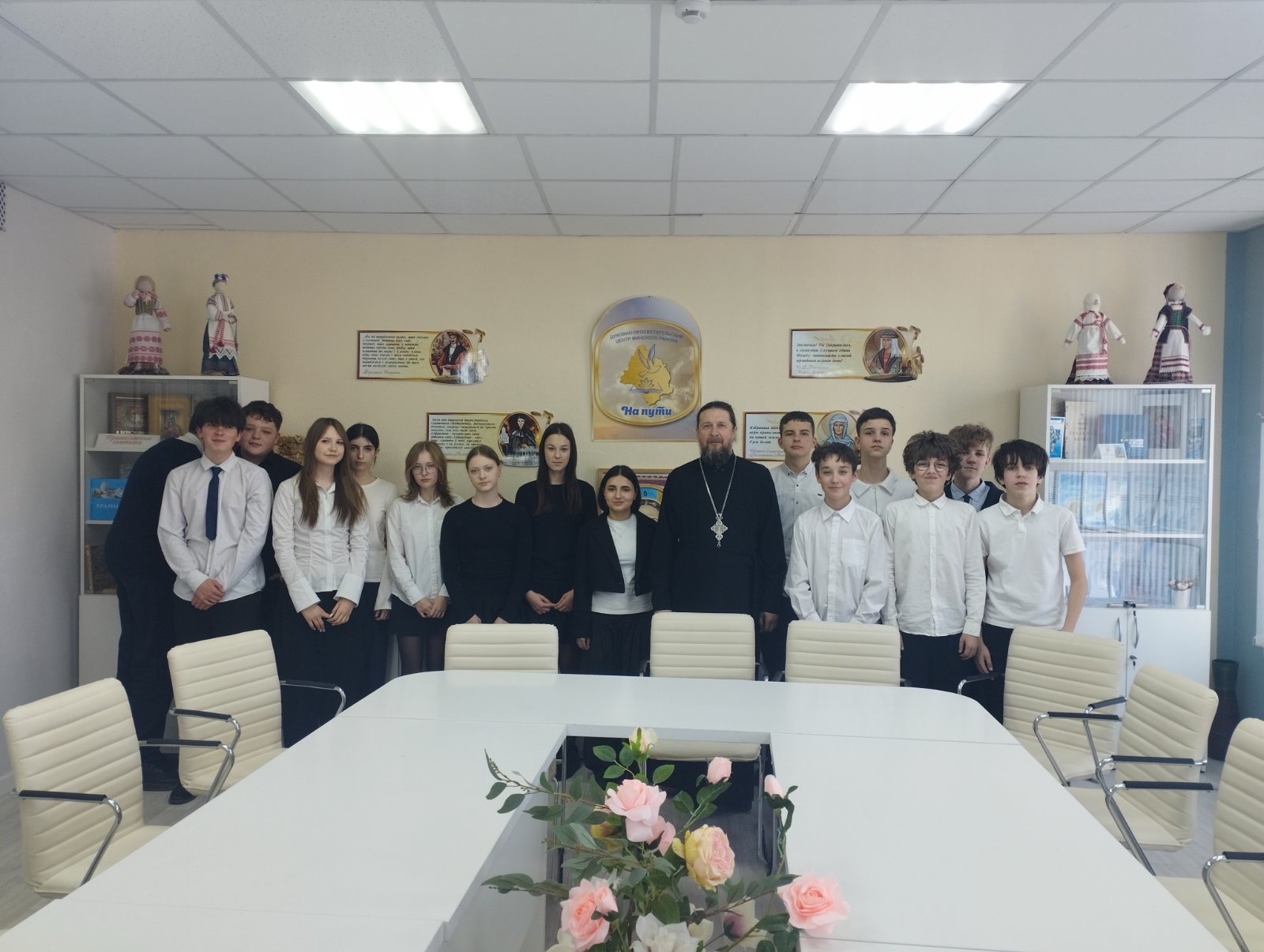 19.03.2026 в рамках работы ресурсного центра по духовно-нравственному воспитанию учащихся в Самохваловичской средней школе завершился марафон встреч учащихся с настоятелем храма Святого Духа аг. Самохваловичи протоиереем Сергием Коротким, посвященных Дню православной книги.