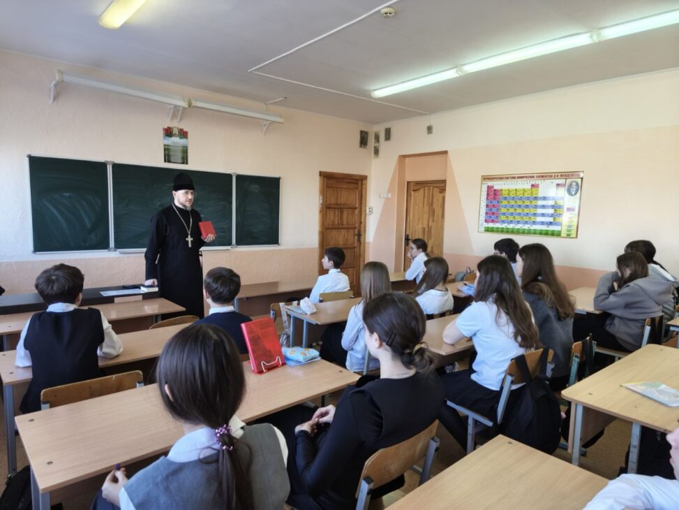 18.03.2026 в школе АГ Замосточье настоятель храма прп Серафима Саровского прот. Александр Шевченко провёл школьникам 8х классов лекцию о св. Писании в рамках «Дня православной книги»