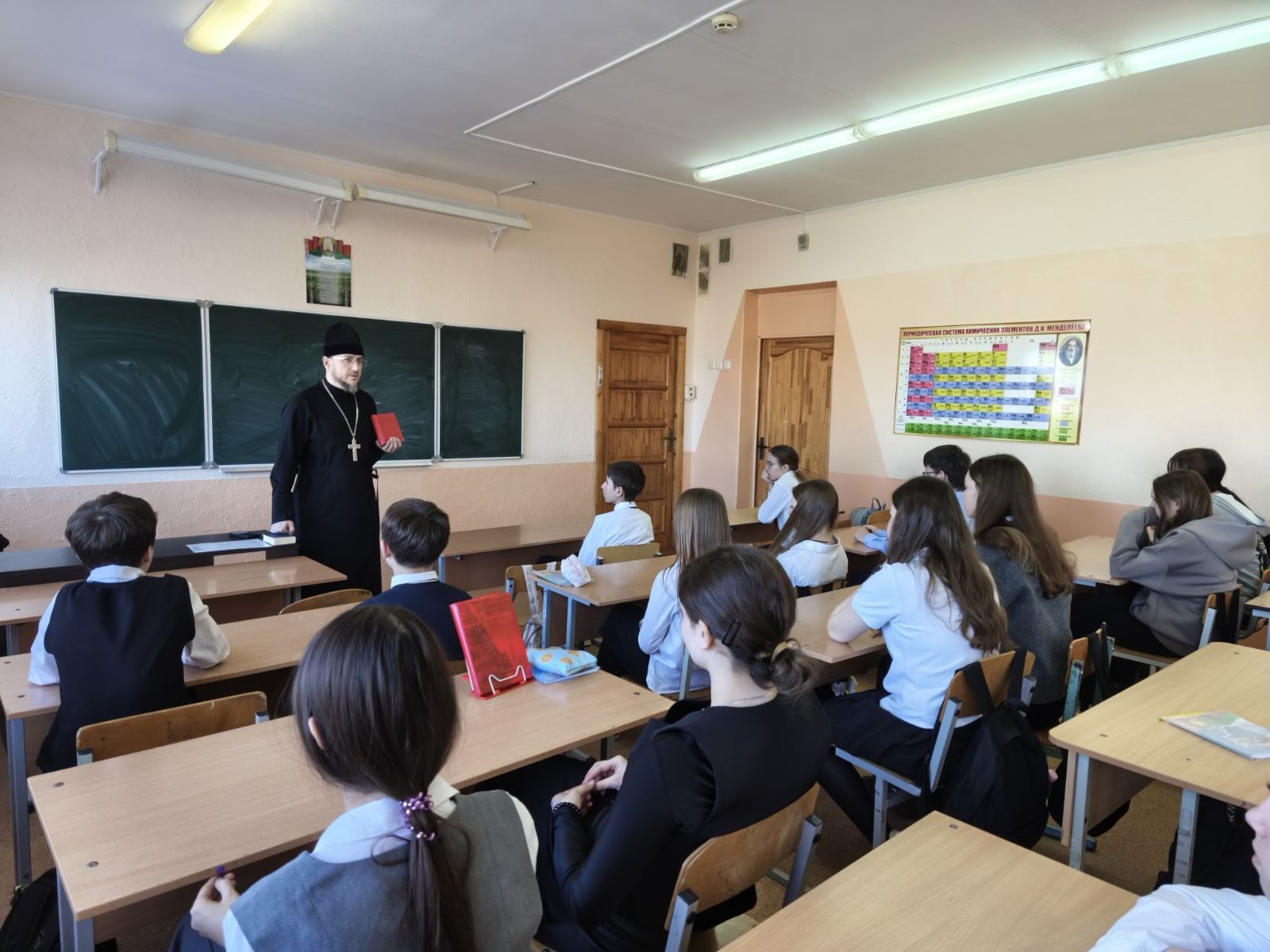18.03.2026 в школе АГ Замосточье настоятель храма прп Серафима Саровского прот. Александр Шевченко провёл школьникам 8х классов лекцию о св. Писании в рамках «Дня православной книги»