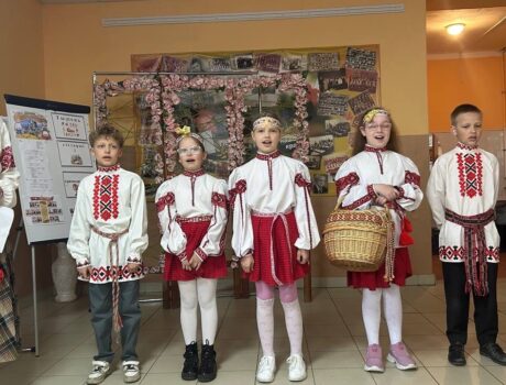 В дни Светлой седмицы, на третий день Пасхи, воспитанники воскресной школы прихода Успения Пресвятой Богородицы аг. Крупица выступили перед учащимися средней школы с праздничным представлением.