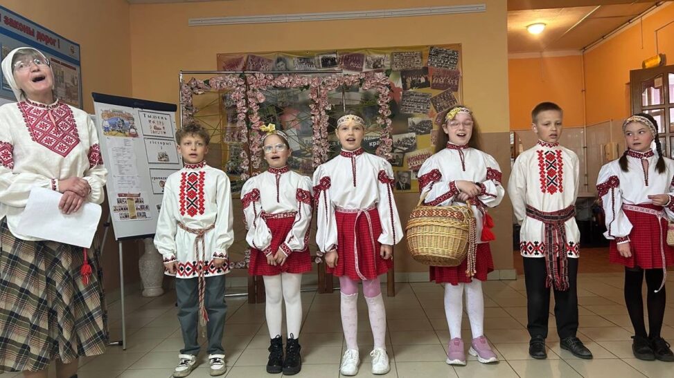 В дни Светлой седмицы, на третий день Пасхи, воспитанники воскресной школы прихода Успения Пресвятой Богородицы аг. Крупица выступили перед учащимися средней школы с праздничным представлением.
