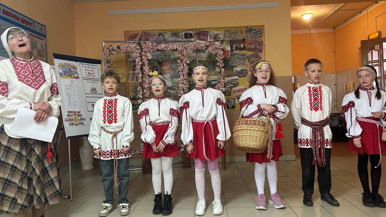 В дни Светлой седмицы, на третий день Пасхи, воспитанники воскресной школы прихода Успения Пресвятой Богородицы аг. Крупица выступили перед учащимися средней школы с праздничным представлением.
