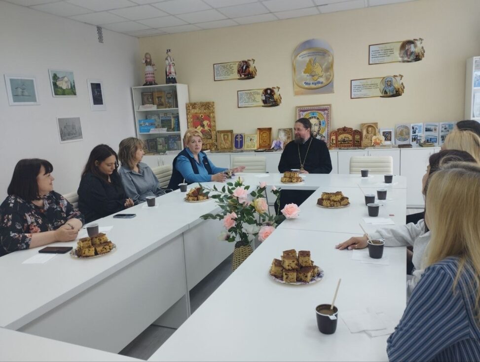 30.04.2026 в Самохваловичской средней школе состоялась духовно-просветительская встреча коллектива с протоиереем Сергием.