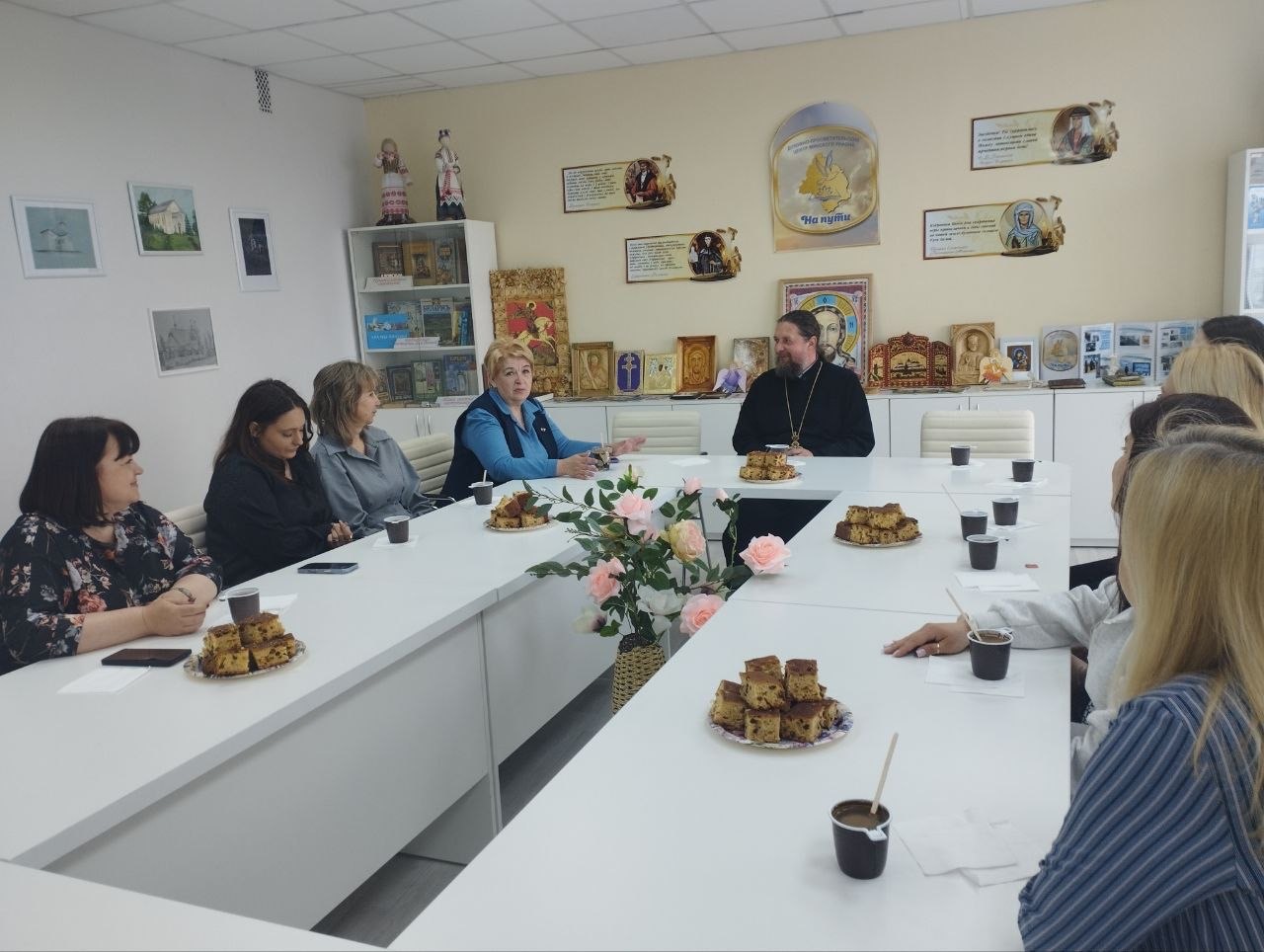 30.04.2026 в Самохваловичской средней школе состоялась духовно-просветительская встреча коллектива с протоиереем Сергием.