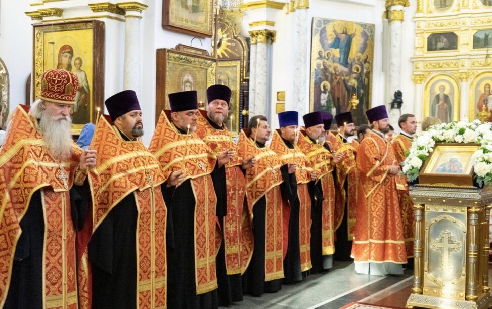 Духовенство 1-го Минского районного  благочиния сослужило Патриаршему Экзарху .