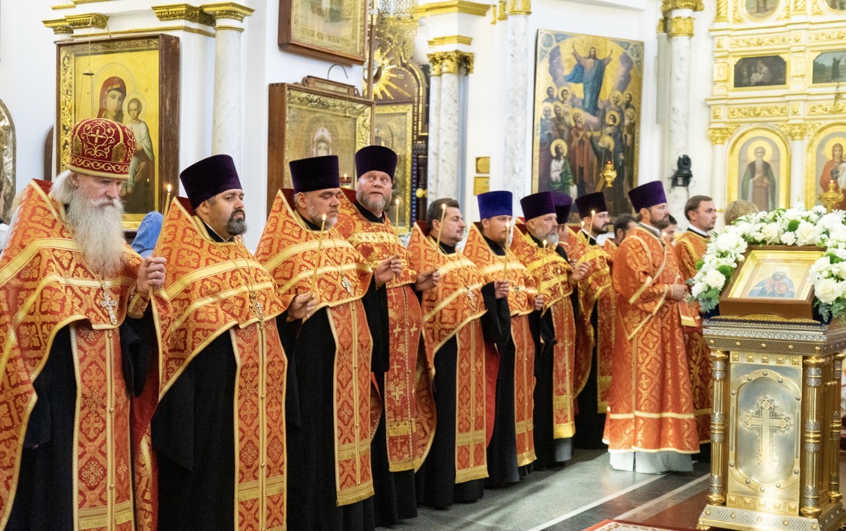 Духовенство 1-го Минского районного  благочиния сослужило Патриаршему Экзарху .