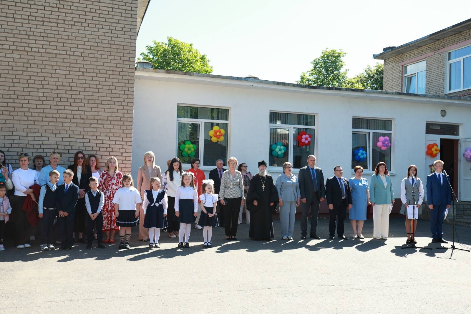 1 сентября в агрогородке Крупица по-особенному звенел школьный звонок — здесь прошла торжественная линейка, которая по традиции началась не только с гимнов и цветов, но и с добрых слов благословения.